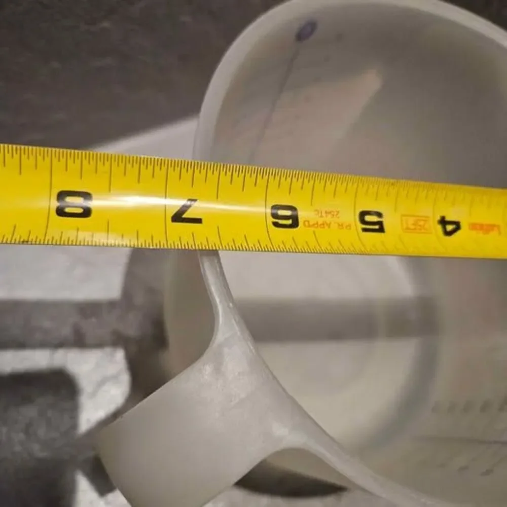 Tupperware 2 Liter / 8 Cup Measuring Pitcher